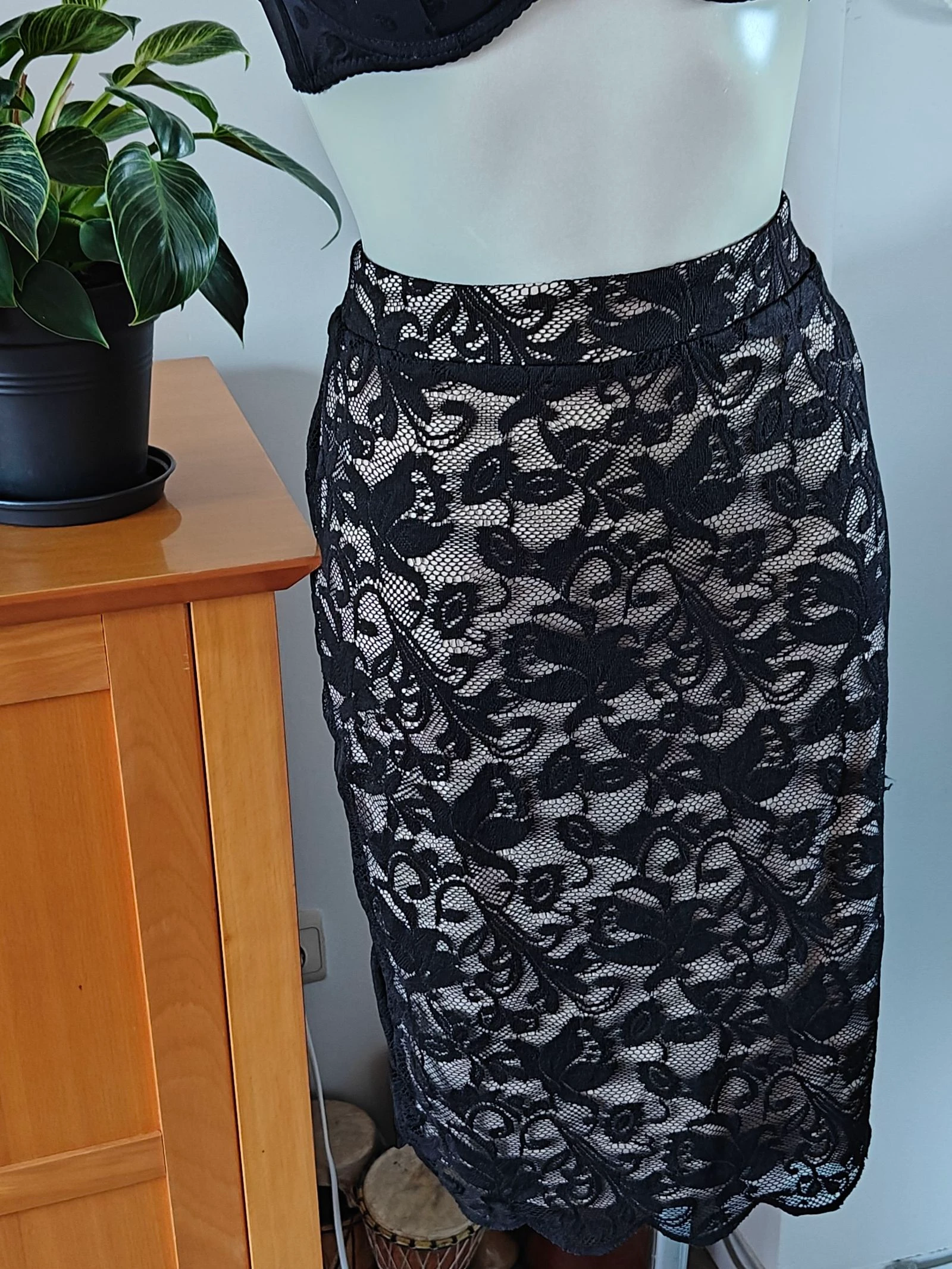 Beautiful Bodyflirt zwarte kanten kokerrok / kanten midi rok